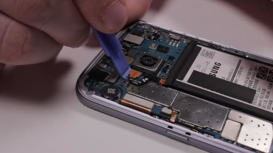 samsung-galaxy-s7-vibrationsmotor-reparaturanleitung-schritt-4-den-s7-akku-herausnehmen