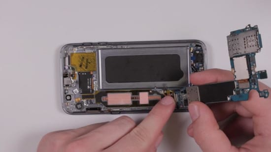 samsung-galaxy-s7-vibrationsmotor-reparaturanleitung-schritt-8-wiedereinsetzen-des-motherboards