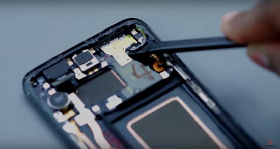 samsung-galaxy-s8-display-reparaturanleitung-schritt-6-sensorkabel-entfernen-und-frontkamera-und-vibrationsmotor-loesen