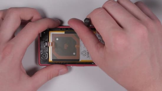 sony-xperia-z3-compact-kopfhoererbuchse-reparaturanleitung-schritt-5-schrauben-entfernen