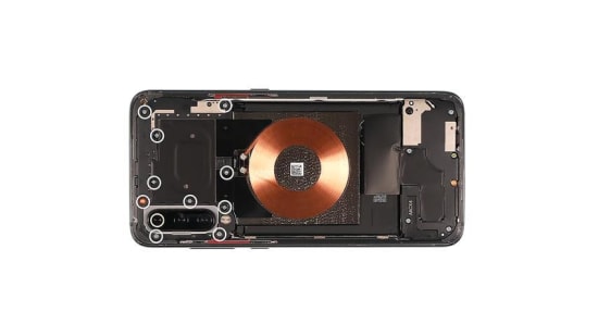 xiaomi-mi-9-akku-reparaturanleitung-schritt-3-backcover-loesen--mittlere-abdeckung-entfernen