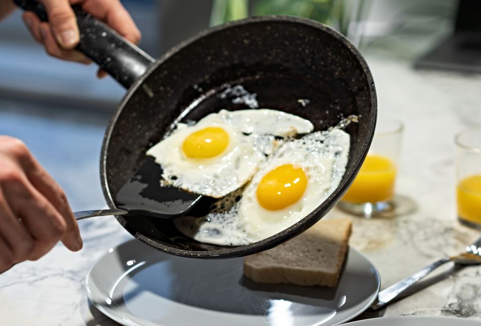 Nonstick Pans Are You Cooking Healthy Food in a Toxic Pan?