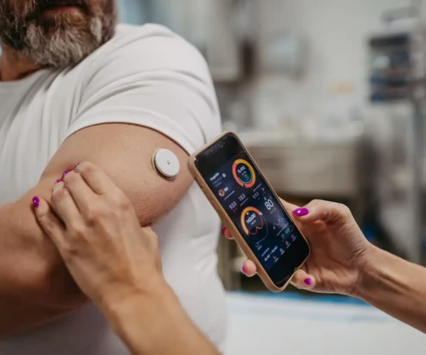 &nbsp;Continuous glucose monitor linked to mobile app display.&nbsp;