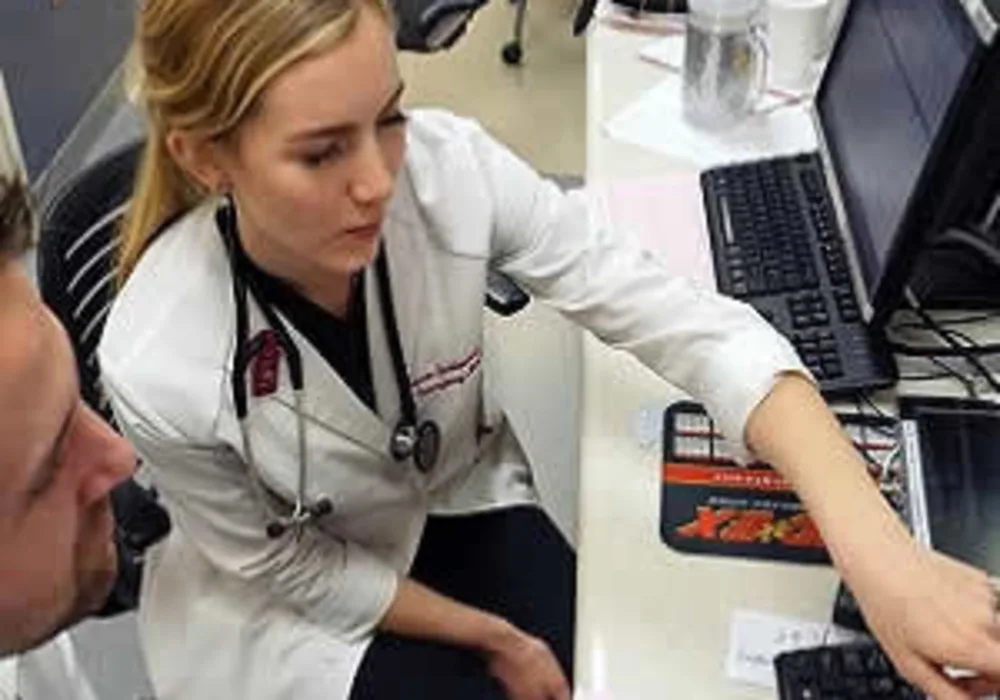 Carrie Jurkiewicz, MD, chief emergency medicine resident at the University of Chicago Medicine, reviews a case with Gregg Helland, MD, associate professor of medicine at the University