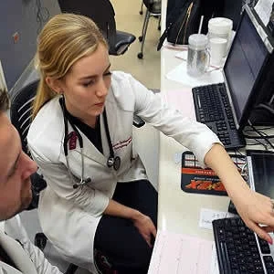 Carrie Jurkiewicz, MD, chief emergency medicine resident at the University of Chicago Medicine, reviews a case with Gregg Helland, MD, associate professor of medicine at the University