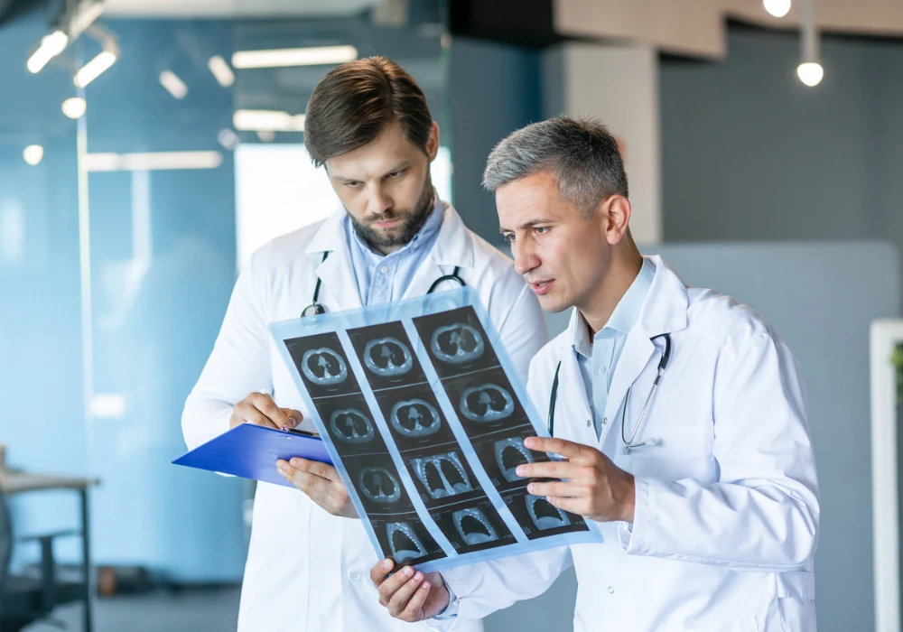 Doctors analyse lung CT scans for diagnosis in modern clinical setting&nbsp;