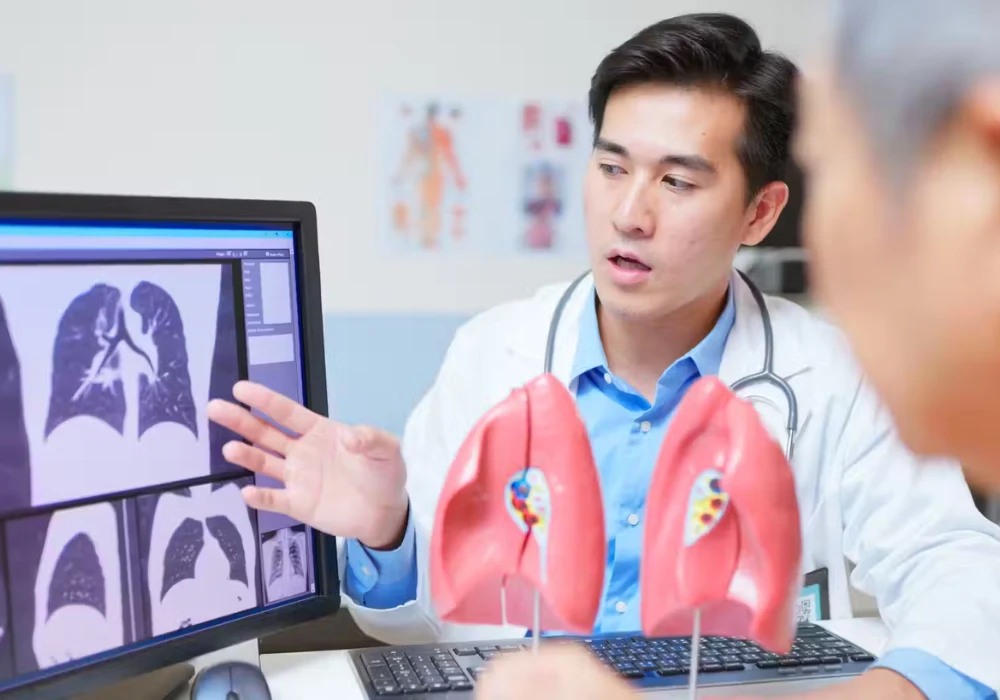  Radiologist explains low-dose chest CT lung images to a patient, highlighting emphysema risk for COPD and lung cancer screening.&nbsp;