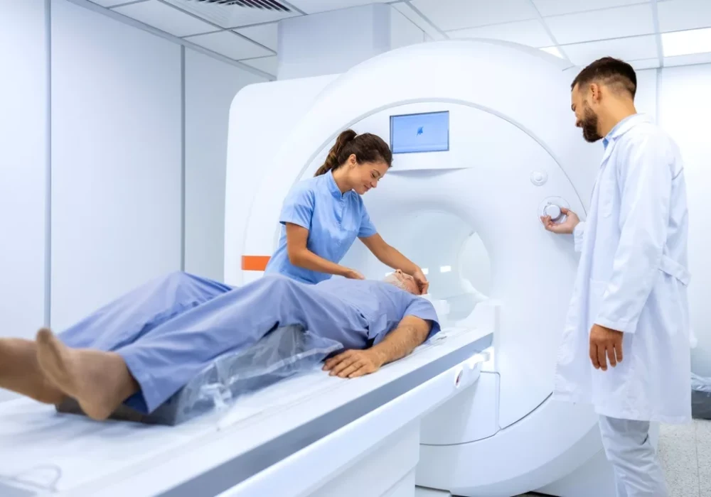 Radiology team preparing a patient for MRI scanning, illustrating imaging workflow, patient positioning and diagnostic evaluation in clinical practice.