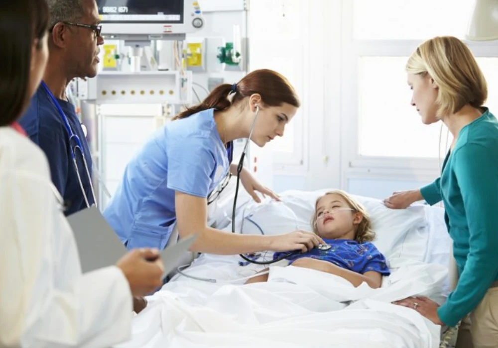 Paediatric care team assessing a child in hospital, supporting family-centred communication, clinical monitoring and coordinated patient care.
