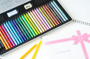 ご卒園・ご卒業のお祝いにぴったりな色鉛筆やクーピー付きの電報が新発売！