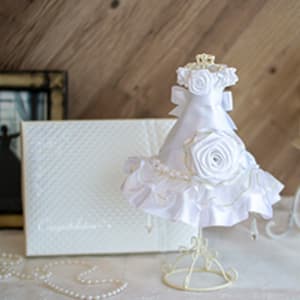 【フラワー電報】リボンのドレスを纏ったリボンローズドールが新発売