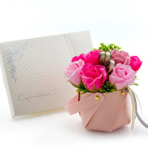 【フラワー電報】レザー風のバスケットに入ったソープフラワーブーケが新発売