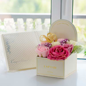 アートフラワーとソープフラワーの豪華なアレンジが新発売