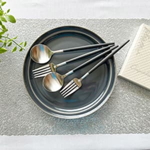 クチポール GOA ブラックシルバー（ディナーフォーク／スプーン）ペアセット＋キラキラHAPPYBOX電報PW