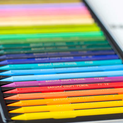 サクラ〉クーピーペンシル30色 カラーオンカラー＋ドキドキHAPPYBOX