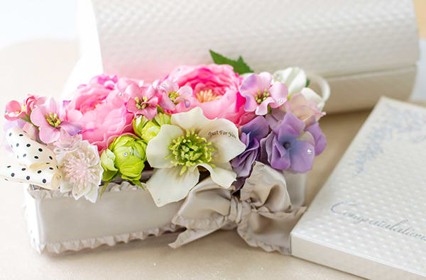 【アートフラワー】フラワーバッグ パリスタイル＋キラキラHAPPYBOX電報プレシャスホワイト