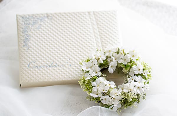 アートフラワー フラワーリースボックス（ホワイト）＋キラキラHAPPYBOX電報プレシャスホワイト