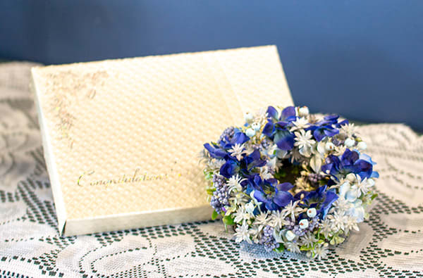 アートフラワー フラワーリースボックス（ラベンダー）＋キラキラHAPPYBOX電報プレシャスホワイト