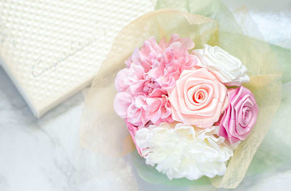 〈RIBBON LOVERS〉リボンローズブーケ＋キラキラHAPPYBOX電報プレシャスホワイト