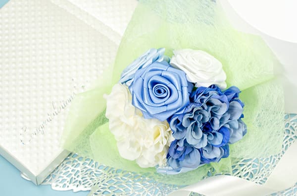 〈RIBBON LOVERS〉リボンローズブーケ（ブルー）＋キラキラHAPPYBOX電報プレシャスホワイト