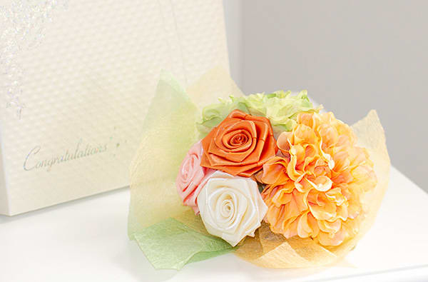 〈RIBBON LOVERS〉リボンローズブーケ(オレンジ)＋キラキラHAPPYBOX電報プレシャスホワイト