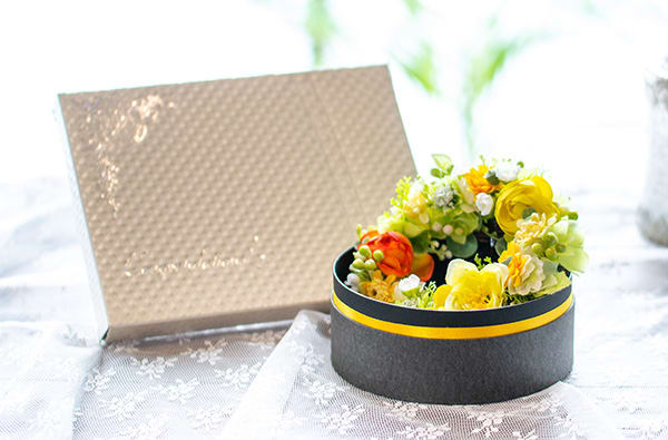 アートフラワー フラワーリースボックス（イエロー）＋キラキラHAPPYBOX電報プレシャスホワイト