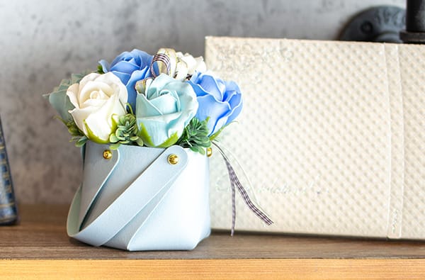 ソープフラワー クレール（スモーキーブルー）＋キラキラHAPPYBOX電報プレシャスホワイト