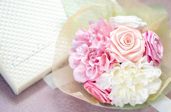 〈RIBBON LOVERS〉リボンローズブーケ(ピンク)＋キラキラHAPPYBOX電報プレシャスホワイト