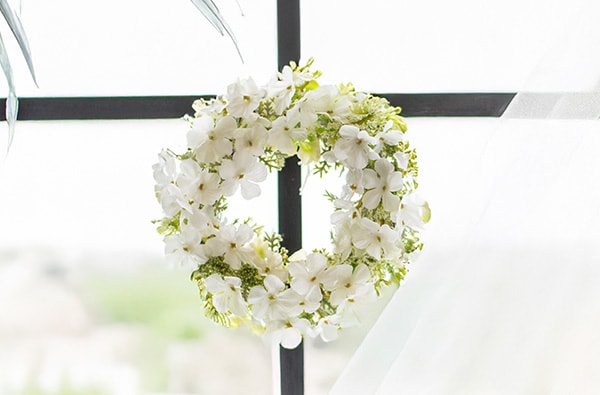 アートフラワー フラワーリースボックス（ホワイト）＋キラキラHAPPYBOX電報プレシャスホワイト