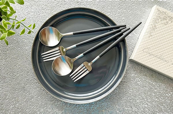 クチポール GOA ブラックシルバー（ディナーフォーク／スプーン）ペアセット＋キラキラHAPPYBOX電報PW