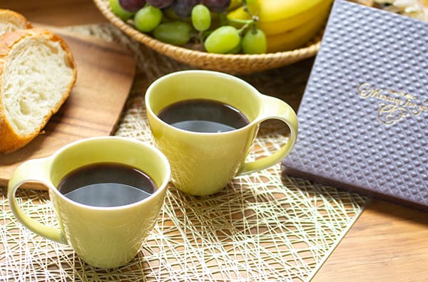 〈ポトペリー〉ヴォーグ ペアコーヒーカップ＋キラキラHAPPYBOX電報ショコラ