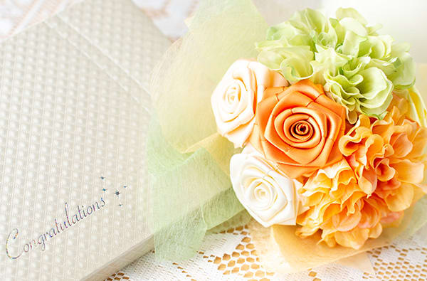 〈RIBBON LOVERS〉リボンローズブーケ(オレンジ)＋キラキラHAPPYBOX電報プレシャスホワイト