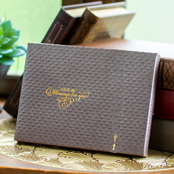 中央の箔押しがよりゴージャスな印象に