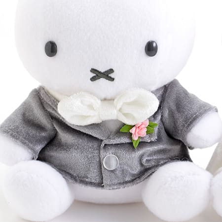 光沢のあるグレーの衣装が似合っています