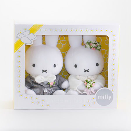 光沢のあるグレーの衣装が似合っています