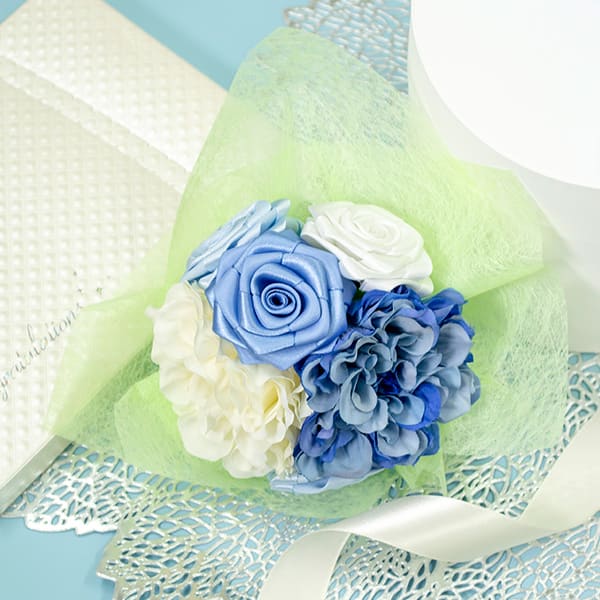 〈RIBBON LOVERS〉リボンローズブーケ（ブルー）＋キラキラHAPPYBOX電報プレシャスホワイト