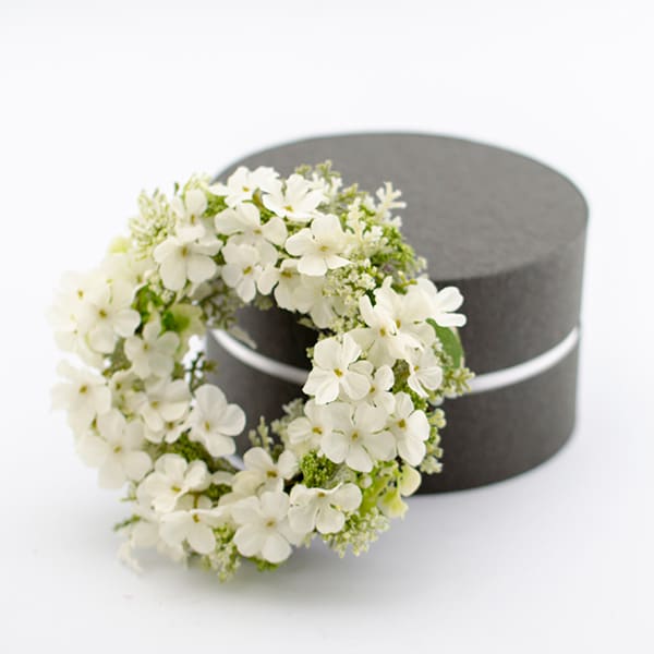 アートフラワー フラワーリースボックス（ホワイト）＋キラキラHAPPYBOX電報プレシャスホワイト