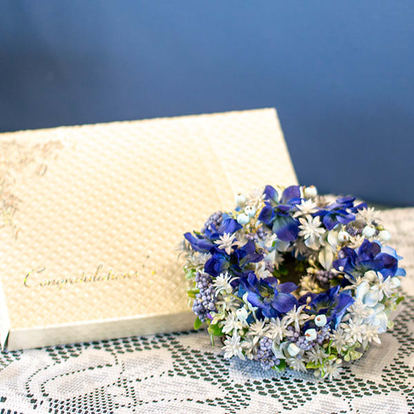 アートフラワー フラワーリースボックス（ラベンダー）＋キラキラHAPPYBOX電報プレシャスホワイト