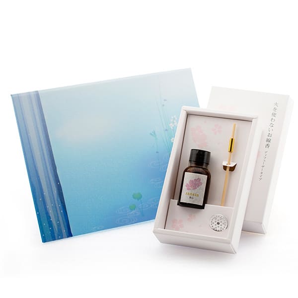 内容物：アロマオイル15ml、リードスティック1本、香立入