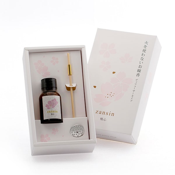 内容物：アロマオイル15ml、リードスティック1本、香立入