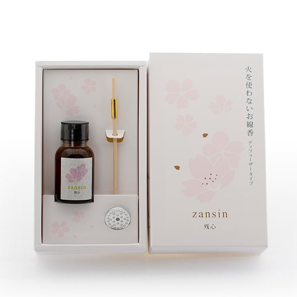 内容物：アロマオイル15ml、リードスティック1本、香立入