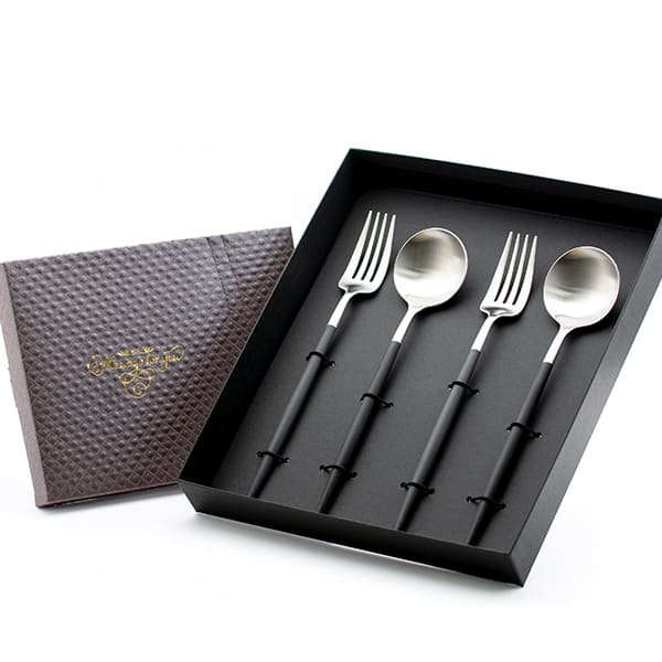 クチポール GOA ブラックシルバー（ディナーフォーク／スプーン）ペアセット＋キラキラHAPPYBOX電報ショコラ