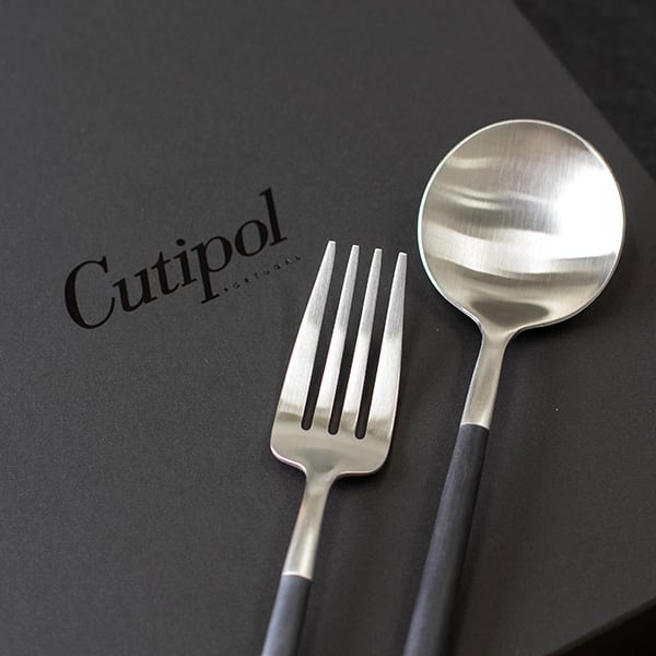 クチポール GOA ブラックシルバー（ディナーフォーク／スプーン）ペアセット＋キラキラHAPPYBOX電報ショコラ