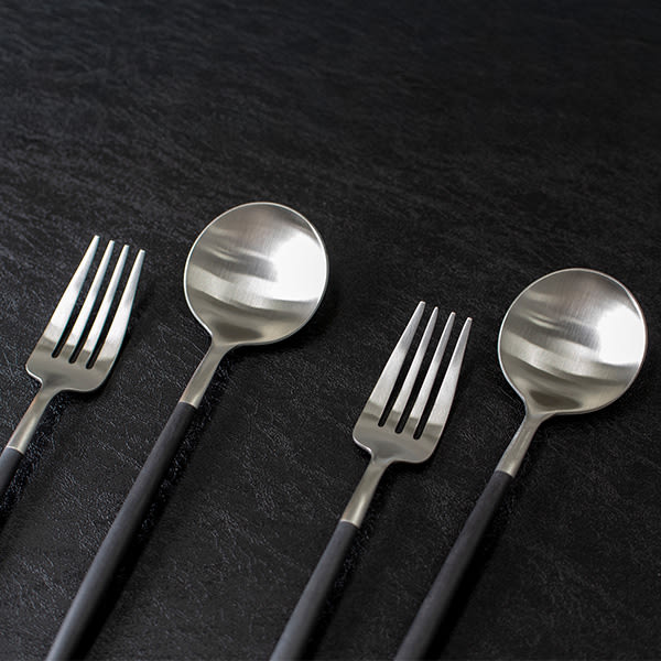 クチポール GOA ブラックシルバー（ディナーフォーク／スプーン）ペアセット＋キラキラHAPPYBOX電報ショコラ