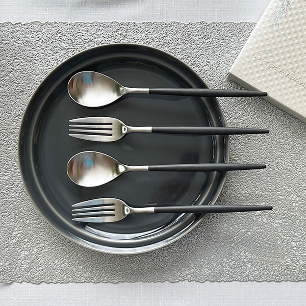 クチポール MIO ブラックシルバー（ディナーフォーク／スプーン）ペアセット＋キラキラHAPPYBOX電報PW