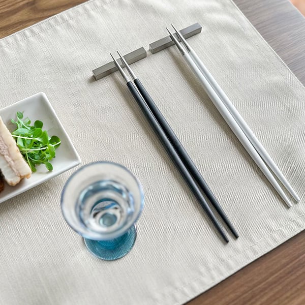 クチポール GOA ブラックシルバー／ホワイトシルバーお箸セットペア＋キラキラHAPPYBOX電報プレシャスホワイト