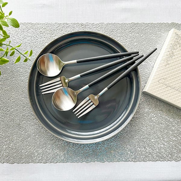 クチポール GOA ブラックシルバー（ディナーフォーク／スプーン）ペアセット＋キラキラHAPPYBOX電報PW