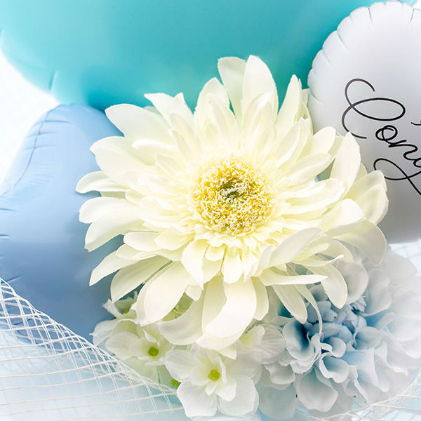 ハート電報バルーンアレンジ ベビーブルー（ガーベラ）