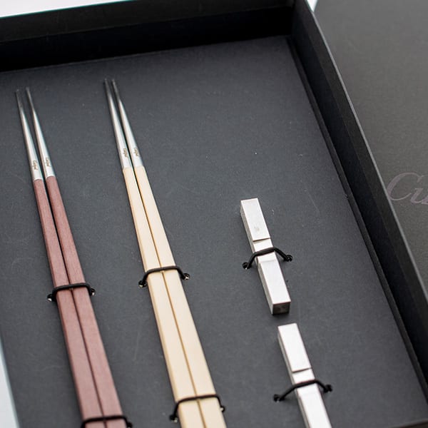 クチポール KUBE ブラウンシルバー／アイボリーシルバーお箸セットペア＋キラキラHAPPYBOX電報プレシャスホワイト