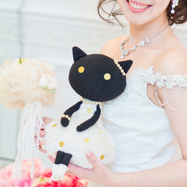 パールのネックレスややリングを身につけたおしゃれさんです